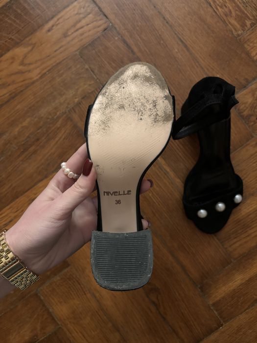 Замшеві чорні босоніжки на підборах