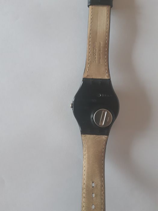 Relógio Swatch Genuine Leather preto