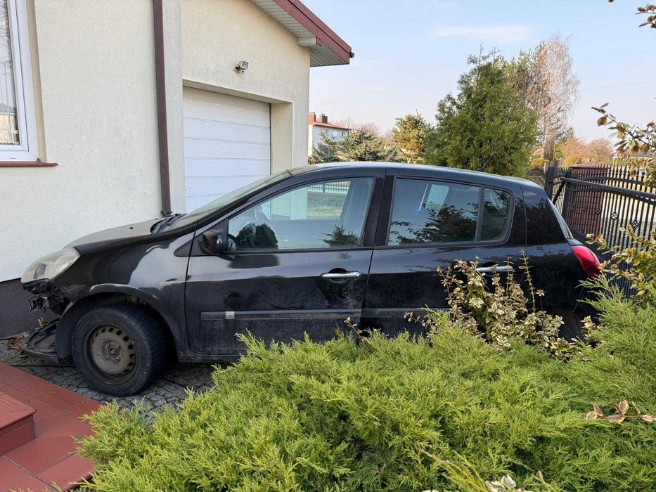Reno Clio III 1,2 z 2010 roku, uszkodzony.