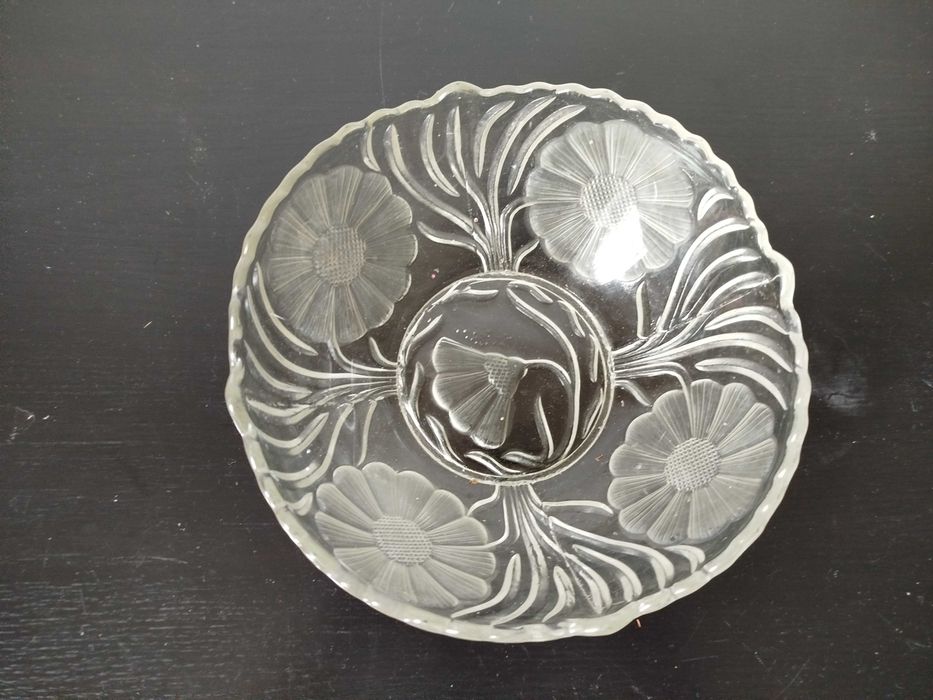 Uma saladeira redonda pequena de vidro