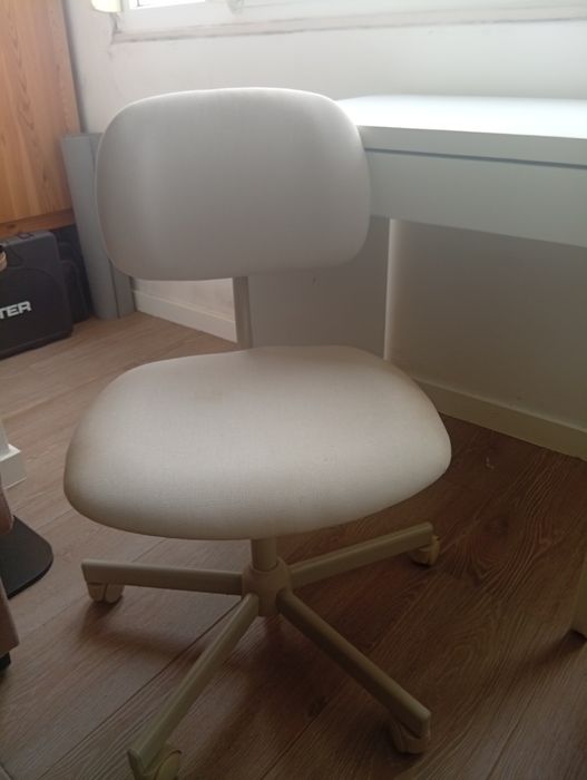 Secretaria e cadeira de escritório
