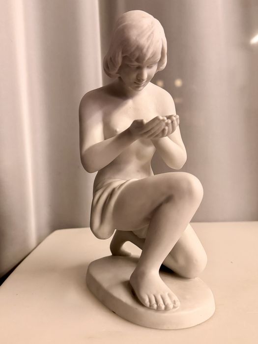 Piękna figura porcelanowa  akt klęczący sygnowana Wallendorf Biskwit