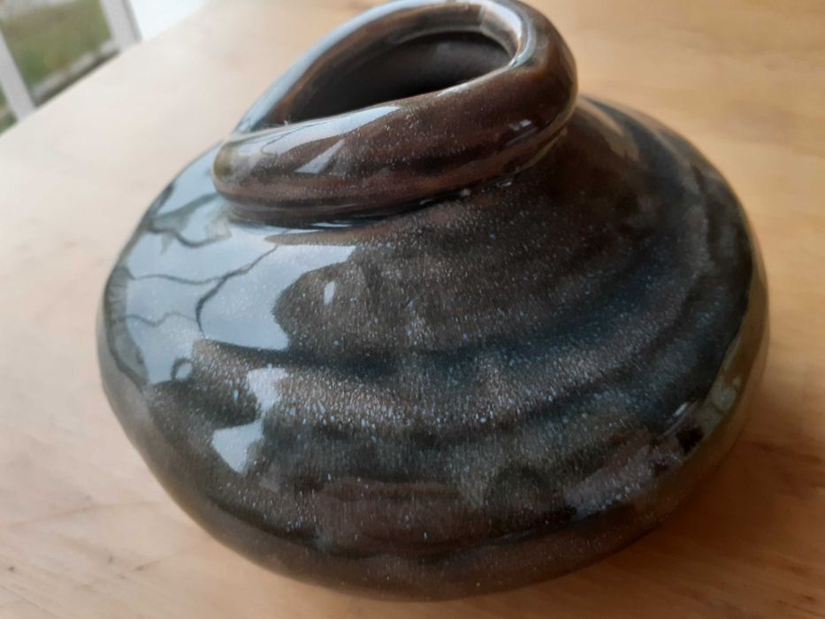 Wazon ceramiczny, naczynie ceramiczne. Brązowy.