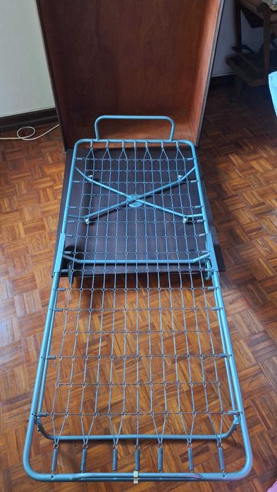 Cama oculta rebatível