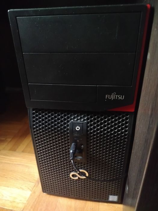 Komputer z monitorem