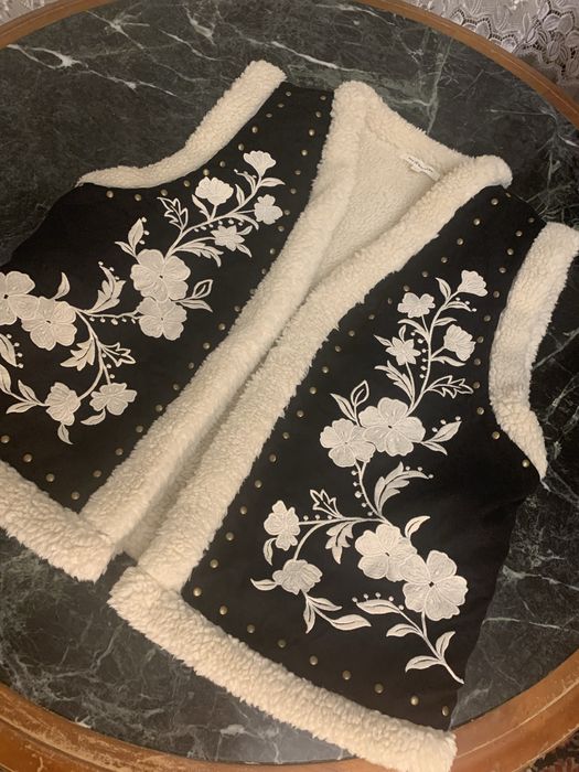 Жилетка з вишивкою