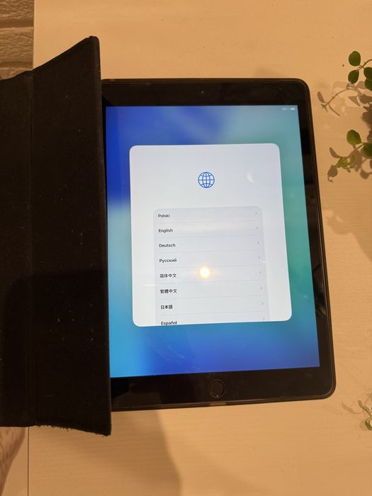 iPad 8 generacji z etui, pudełkiem i ładowarką