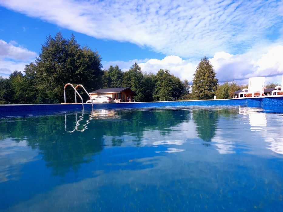 Domek , domki nad jeziorem Serbinówka.