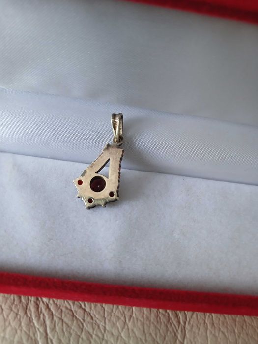 Stara srebrna zawieszka z granatami z Czechosłowacji.
