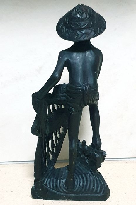 Escultura africana de um pescador em madeira exótica
