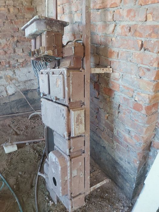 Rozdzielnia elektryczna stara