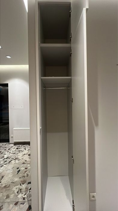 2x Biala waska szafa na ubrania z kliniki stomatologicznej