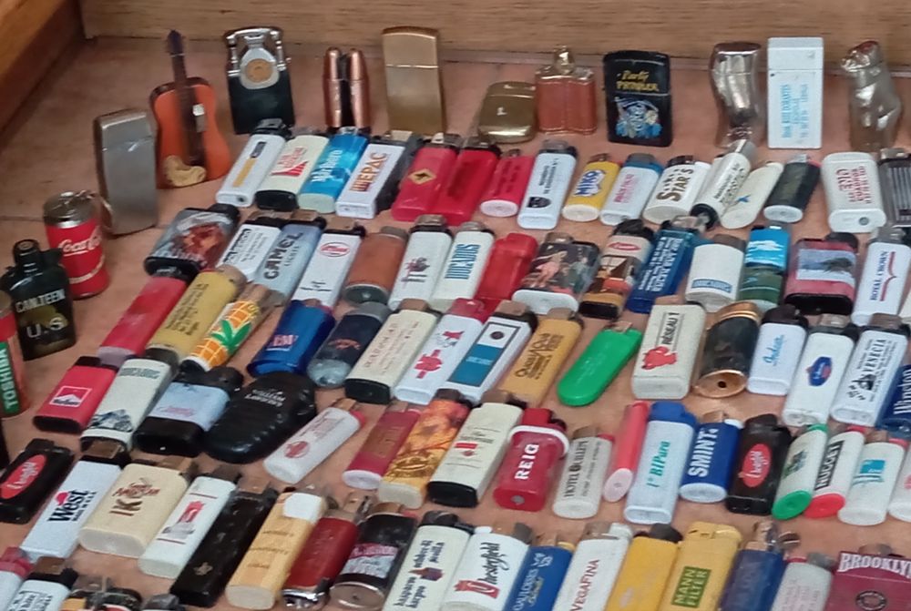 Coleção de 750 isqueiros diferentes