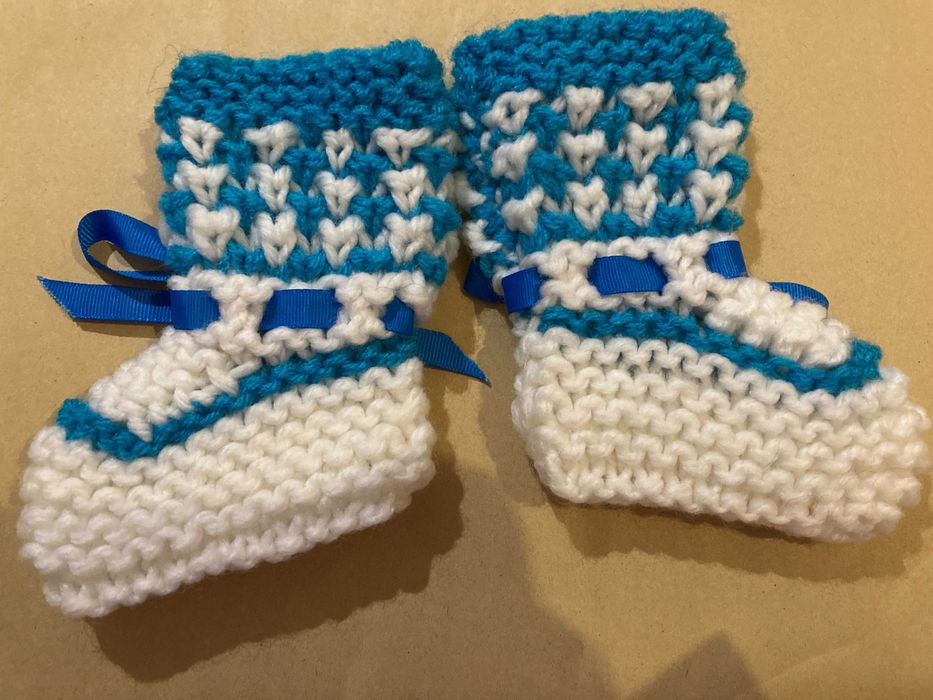 vendo carapins para bebe  novos  e feitos a mão(Trico)