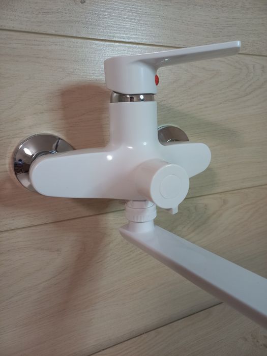 Набор смесителей для ванны кухни и умывальника белого цвета/змішувачі