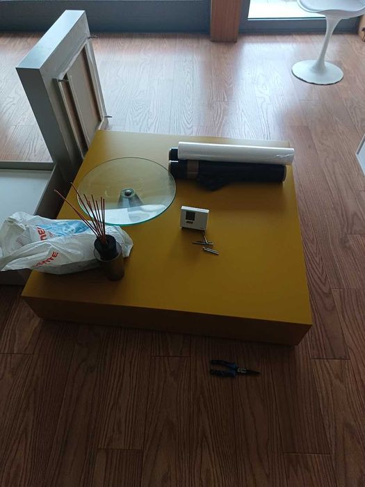 Cama de solteiro, sofá, prateleiras IKEA, armário, peças decorativas