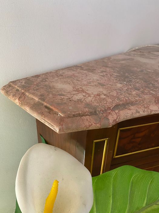 Aparador com tampo de mármore rosa