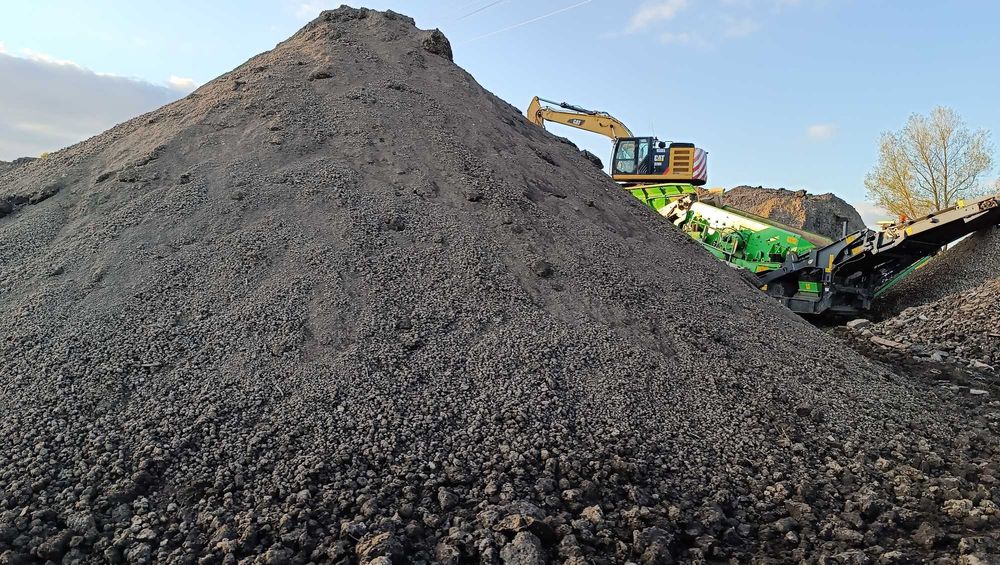 Humus, ziemia ogrodowa przesiewana z dowozem