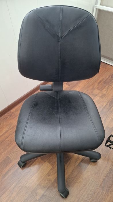 Стул Кожаный компьютерный.