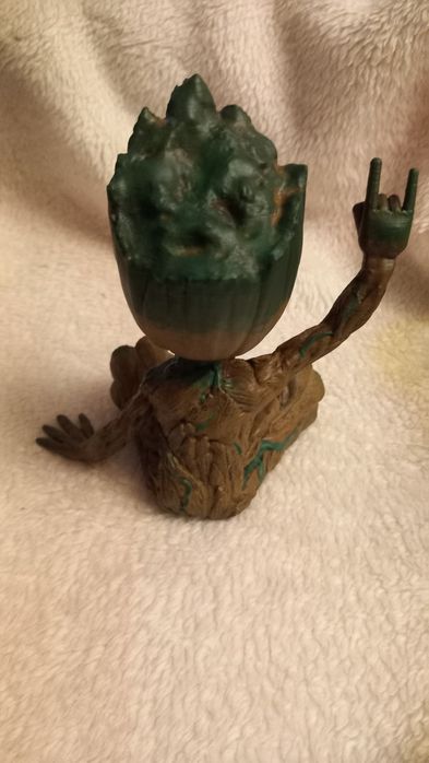 Groot sentado pintado à mão