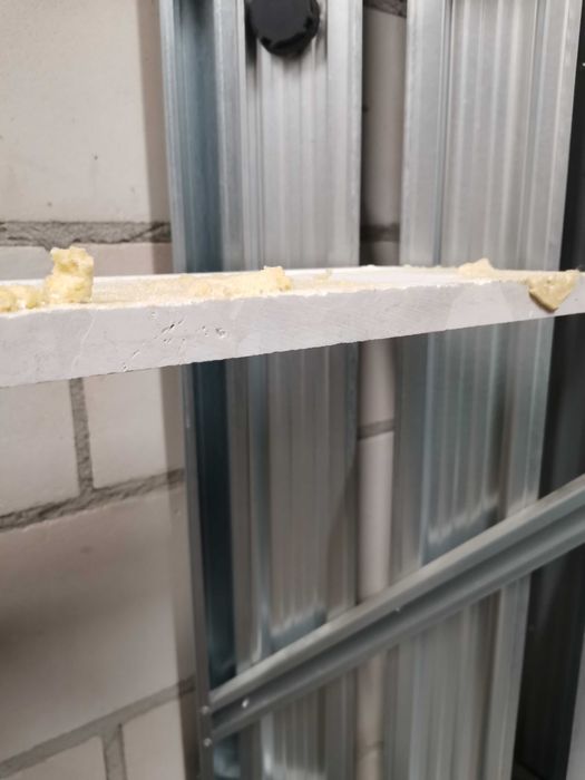 Zdemontowany parapet 159 x 17 cm