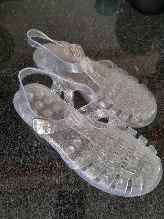 Sandálias transparentes brilhantes prata