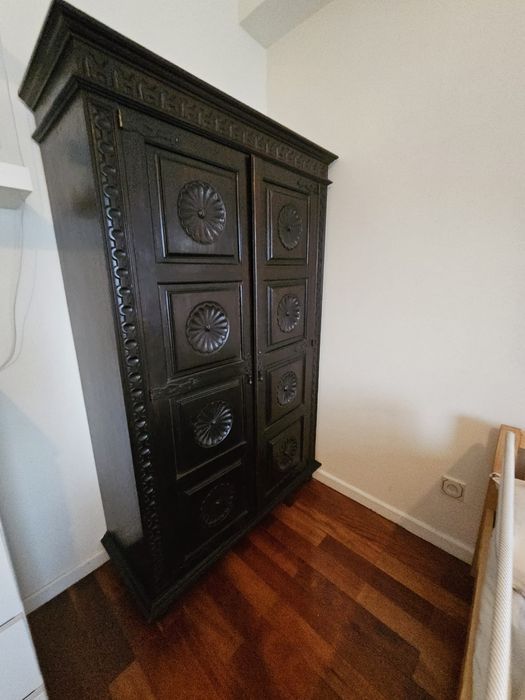 Armário antigo em madeira maciça