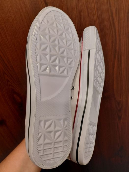 Białe nowe unisex tenisówki