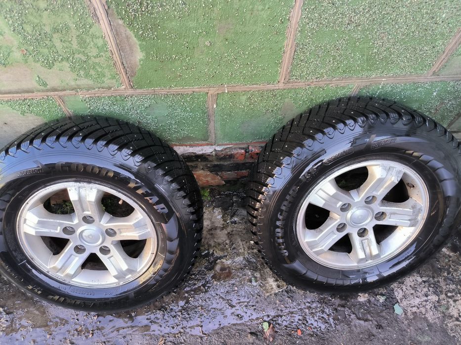 Продам зимнюю резину Goodyear ultra grip 245 70 16