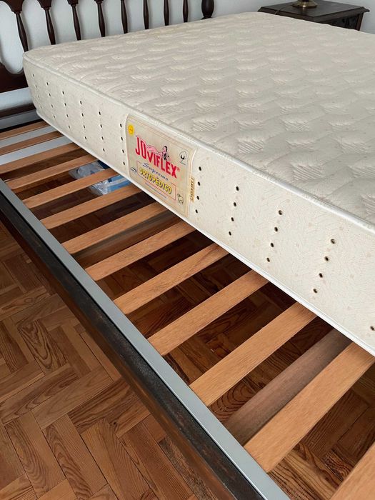 Conjunto de Quarto Completo em Madeira – Estilo Clássico