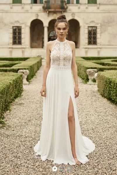 Piękna suknia ślubna z dekoltem typu halter i zwiewnym dołem - welon gratis