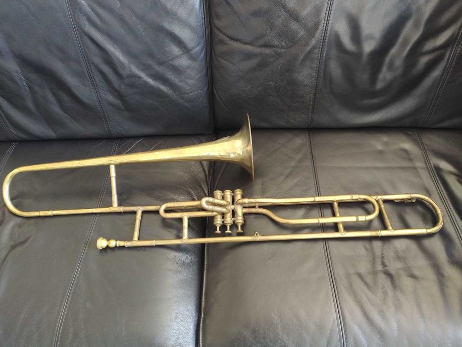 Trombone militar de pistons Mahillon. Ano 1880 a 1910
