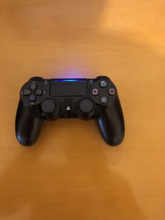 PlayStation 4 de um terá  usada mas conservada !!