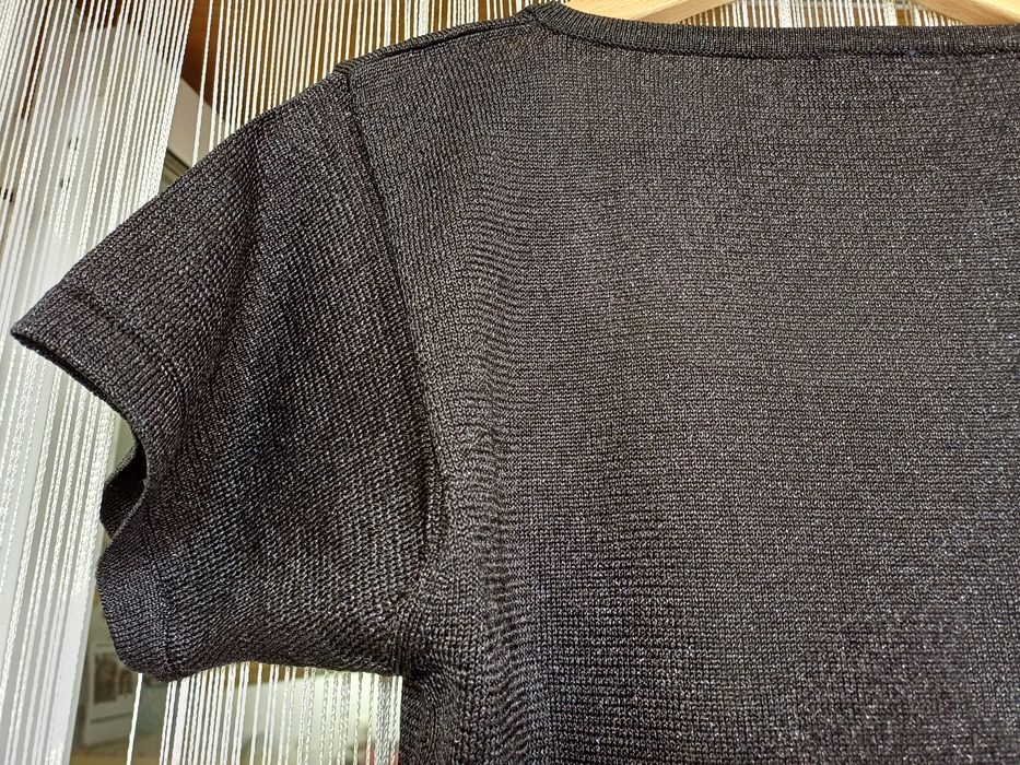 Camisola curta de manga curta e gola quadrada de cor preta com brilhantes (M)