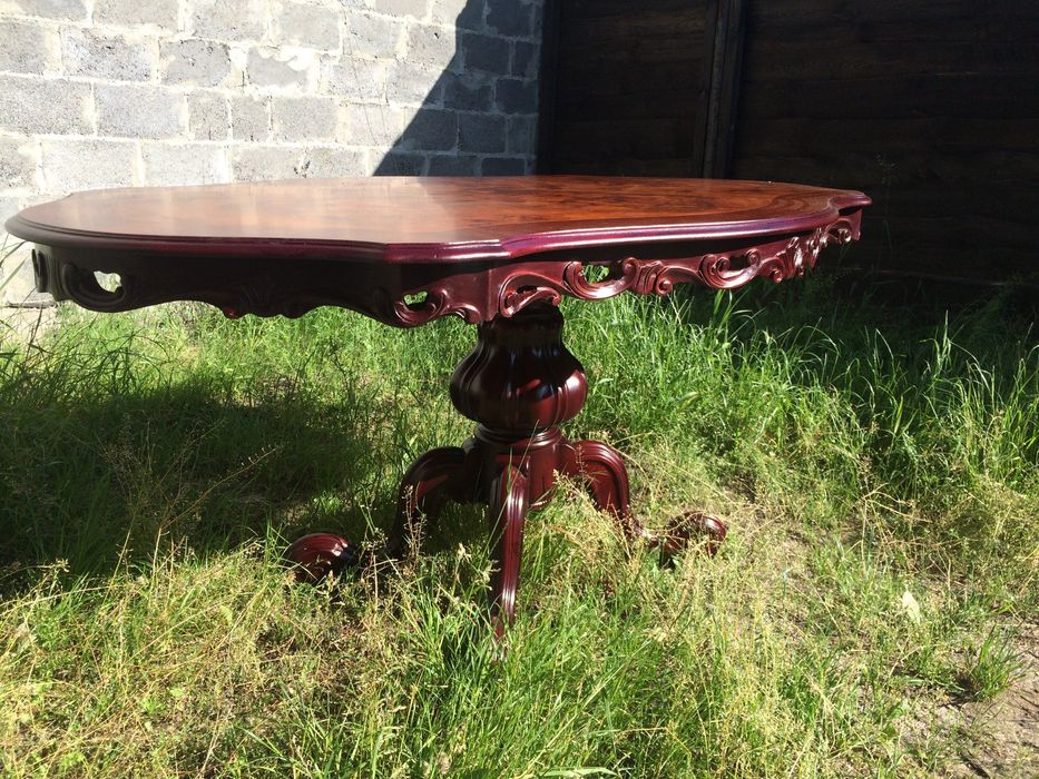 Стіл в стилі бароко