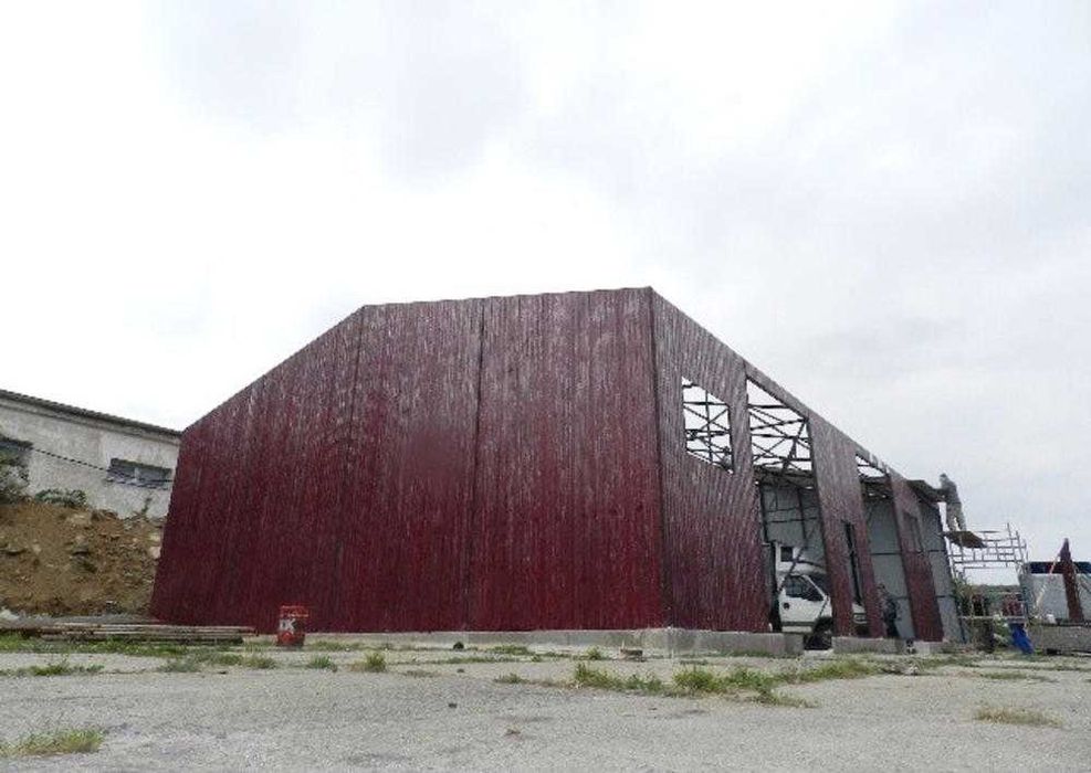 Blaszana montowana hala 11×18 m – brązowo/biała