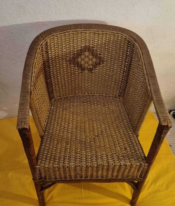 Cadeira Antiga em Vega para arranjo de uma das pernas restaurar