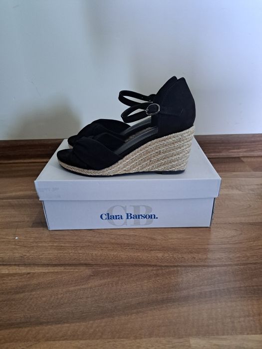 Czarne buty na koturnie clara barson