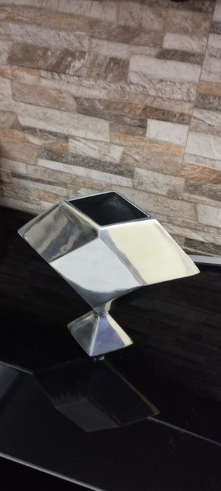 Jarra decorativa geométrica  em metal  polido/centro d mesa modetno