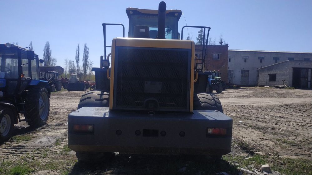 Навантажувач фронтальний SEM656D