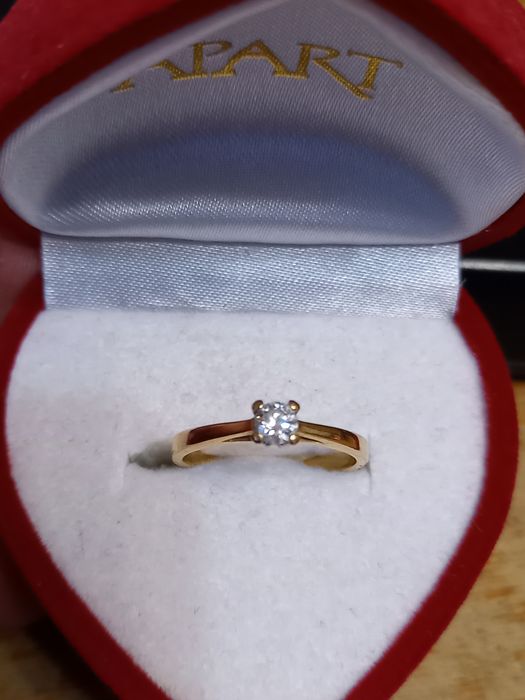 Pierścionek Apart z brylantem 0,17 ct