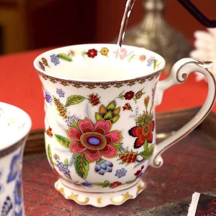 Elegancki porcelanowy kubek ze złotym wykończeniem