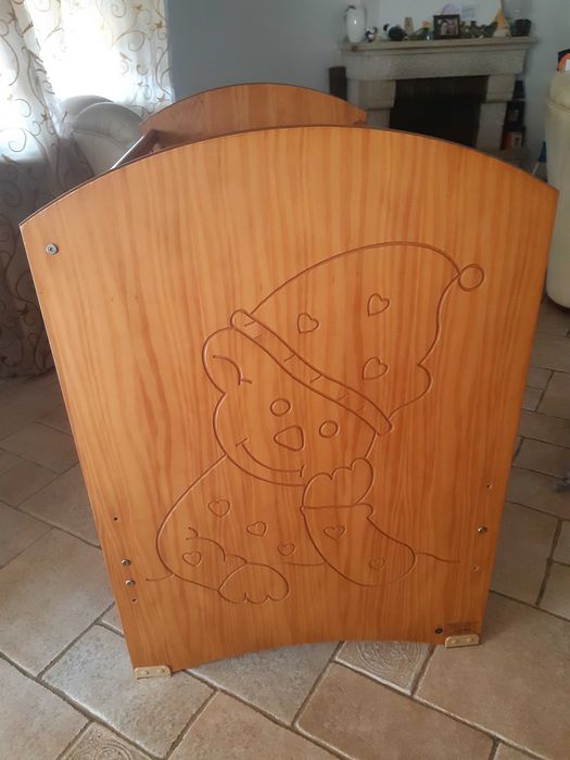 Cama bébé em madeira maciça da Pueri com estrado regulável em altura