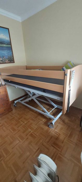 Vendo cama articulada eléctrica como nova. Possui grades de proteção e colchão anti-escaras.