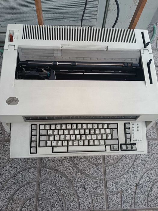 Máquina de escrever antiga IBM 6783