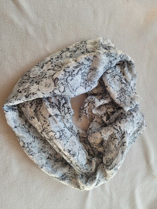 Szara chusta, apaszka w kwiatowy wzór, rozmiar około 120cm x 200cm