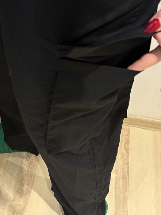 Materialowe spodnie z kieszeniami