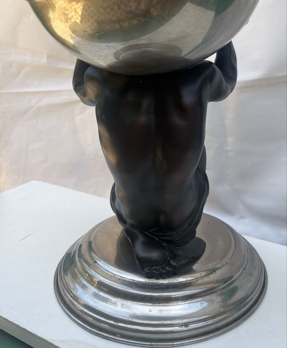 Floreira formada por homem suportando taça ( em bom estado)