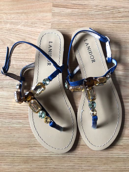 Sandálias azuis com pedras
