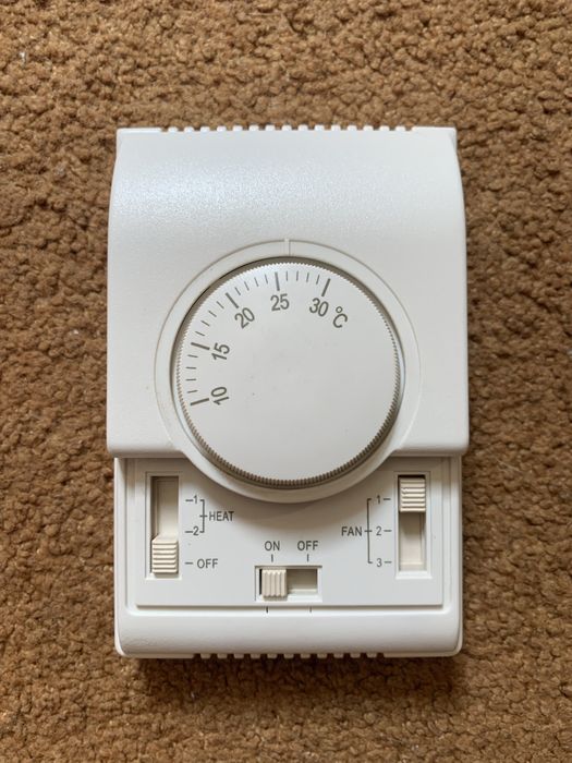 Кімнатний термостат для опалення та кондиціонування